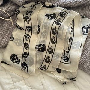 Alexander McQueen Classic Women’s Skull Scarf